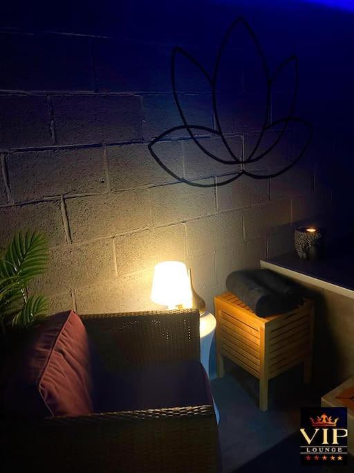 Vip Lounge Appartement Avec Jacuzzi Et Jardin Andenne Екстериор снимка